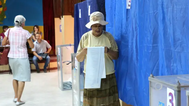 У виборах брали участь 107 кандидатів, через що розібратися з довгим бюлетенем виборцям було не так і просто. 