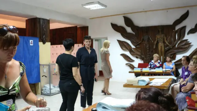 Ажіотаж викликав приїзд на кілька виборчих дільниць депутата Надії Савченко. Навіть через кілька годин після її від'їзду люди питали у членів ДВК в центрі Біловодська: "А Надя ще тут?"