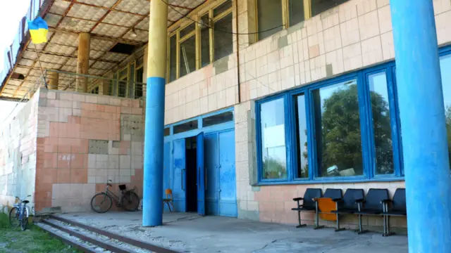 На багатьох дільницях на Луганщині підкреслено багато жовто-синіх кольорів та прапорів України. На фото - ДВК у селі Новолимарівка.