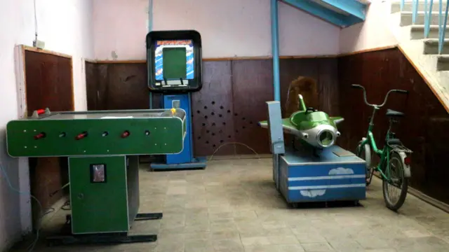 Старі радянські ігрові автомати у залі, де проводилося голосування. Село Новолимарівка.