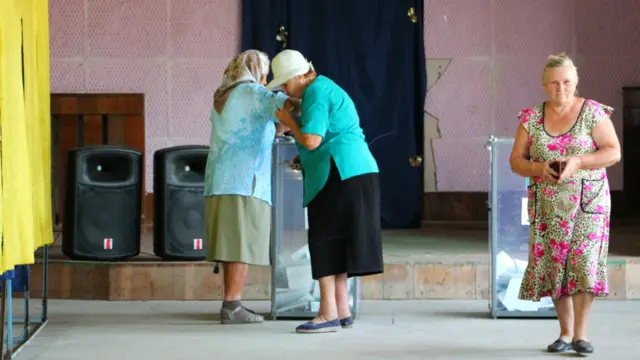 Для багатьох людей старшого покоління голосування залишається святом, до якого вони готуються і урочисто вдягаються.