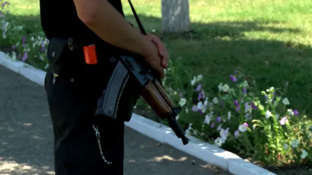 Майже всі правоохоронці мали при собі автомати - округ є прифронтовим і межує на півдні з самопроголошеною "ЛНР".