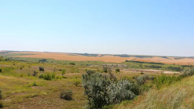 Частину півночі Луганщини відносять до історичного регіону Слобожанщина. Тут багато полів й розвинуте сільське господарство.