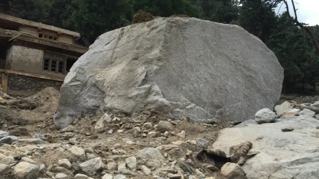 اس دیو قامت پتھر سے سیلاب کی شدت کا اندازہ لگایا جاسکتا ہے۔ اس پتھر کو سیلابی ریلہ اپنے ساتھ بہا کر لایا