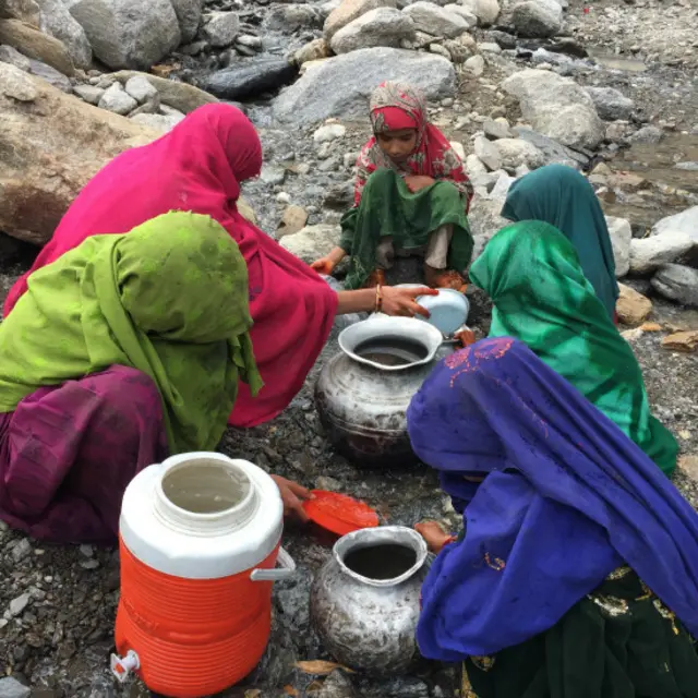 سیلاب کی وجہ سے پانی کی سپلائی لائن کٹ جانے کی وجہ سے پینے کے صاف پانی کے حصول میں مشکلات پیدا ہوگئی ہیں