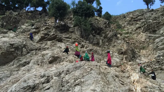 دشوار گزار پہاڑیوں سے بچیاں پینے کا پانی لے کر واپس جا رہی ہیں