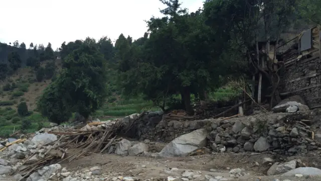 اس مقام پر دو منزلہ مکان تھا جسے سیلاب ساتھ بہا لےگیا۔ یہاں موجود اس مکان میں رہنے والے پانچ افراد سمیت چار بچے ہلاک ہوئے