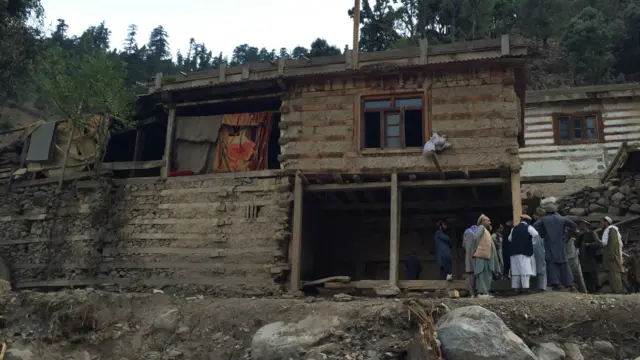 رواں ماہ چترال کے علاقے ارسون میں دو گھنٹے تک جاری رہنے والی تیز بارش کے بعد آنے والے سیلابی ریلے سے ایک مسجد اور سکیورٹی فورسز کی چیک پوسٹ سمیت متعدد مکانات بہہ گئے تھے