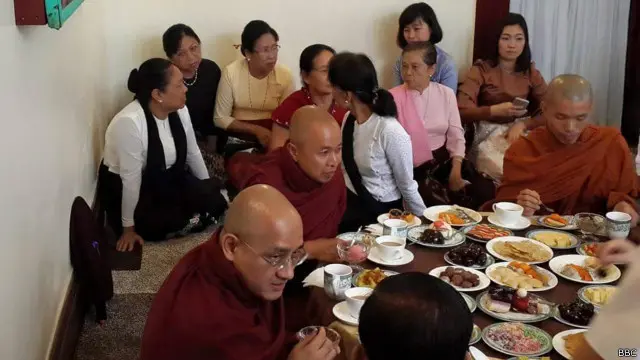 ဆရာတော် အရှင် ဆန္ဒာဓိက၊ ဆရာတော် ရဝေနွယ် (အင်းမ) အပါအဝင် သံဃာတော် ၁၇ ပါးကို ဒေါ်အောင်စုကြည် နေအိမ်မှာ ဆွမ်းကပ်ခဲ့။