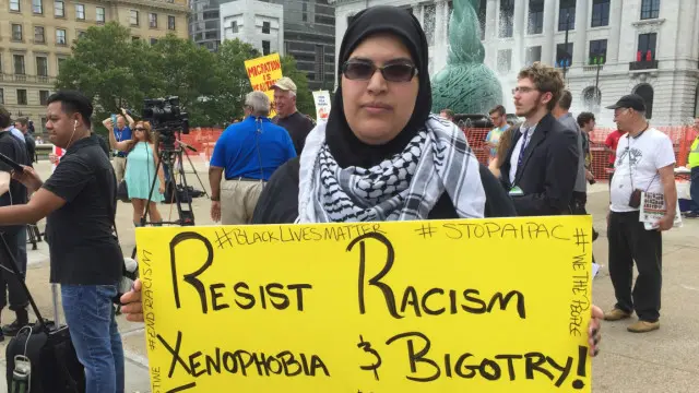 Philistine Ayad phản đối ông Trump