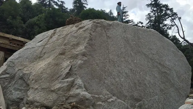 اس دیوہیکل چٹان کو دیکھ کر یقین نہیں آتا کہ پانی اسے بھی بہا کر لا سکتا ہے