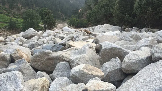 یہ پتھر ندی میں بہہ کر آئے ہیں