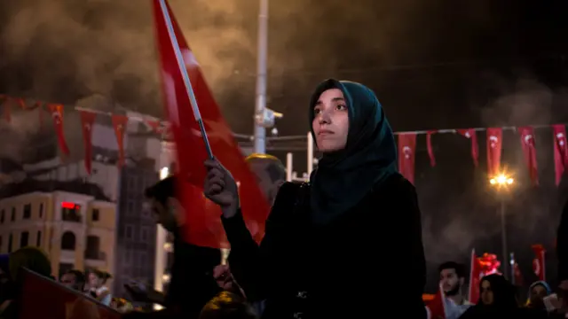 一名埃尔多安的支持者在塔克西姆广场上参加游行