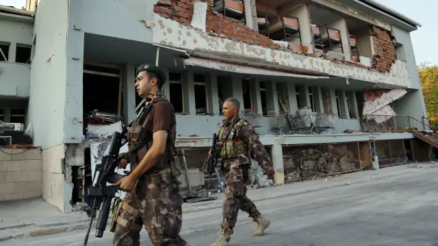 Polisi khusus Turki berjalan di bekas serangan oleh pelaku upaya kudeta.
