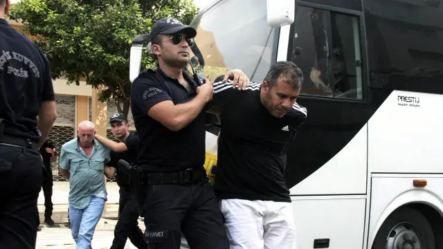 ترک حکومت نے ملک میں بڑے پیمانے پر لوگوں کو گرفتار اور نوکریوں سے برخاست یا معطل کیا ہے