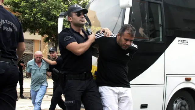 土耳其警察将被捕军方人员运送到其他地方