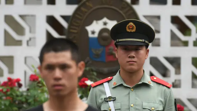 北京，菲律賓駐中國大使館門外的武警和便衣警察。中國政府對南海仲裁案後的極端民族主義行為及言論進行了引導管控。