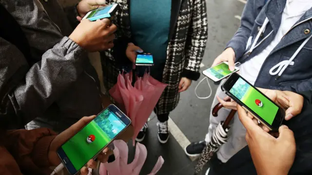 玩家聚集打“精灵宝可梦GO”手游