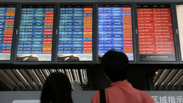 旅客在首都机场查看航班信息