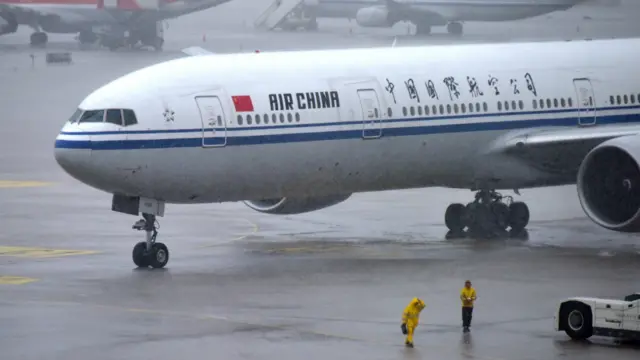 一架飞机在雨中的北京机场