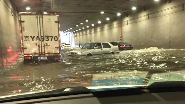 北京被雨水淹盖的隧道