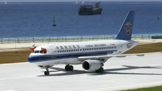 在對民間抗議活動採取控制態度的同時，中國政府對於南海仲裁採取了強硬的反應。圖為仲裁結果宣佈第二天，一架中國民用飛機首次降落在某南海島礁上。