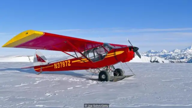 克勞斯的飛機在冰川表面著陸（圖片來源：Joe Sohm/Getty)