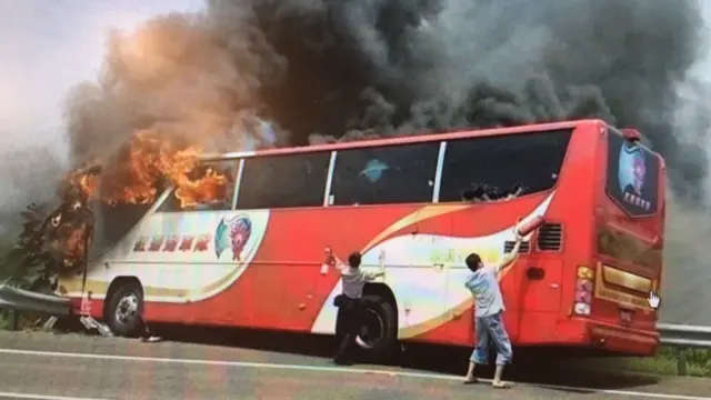 警察和民众试图救出车内的乘客，但是徒劳无功