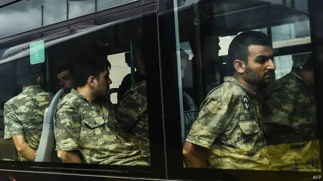 ناکام بغاوت کے بعد ہزاروں فوجیوں اور سکیورٹی اہلکاروں کو گرفتار کر لیا گیا تھا