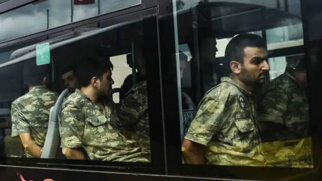 Çevrilişə cəhddə şübhəli bilinən əsgərlər İstanbuldakı məhkəməyə gətiriliblər