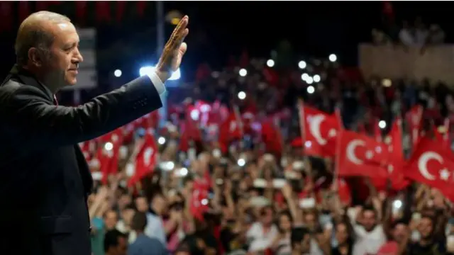 Prezident Erdoğan İstanbuldakı evinin önündə