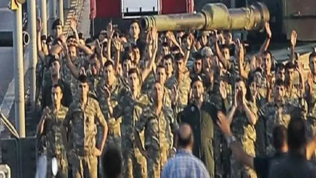 استسلم الجنود بشكل جماعي في وقت مبكر من يوم السبت بعدما بات واضحا أن الانقلاب قد فشل