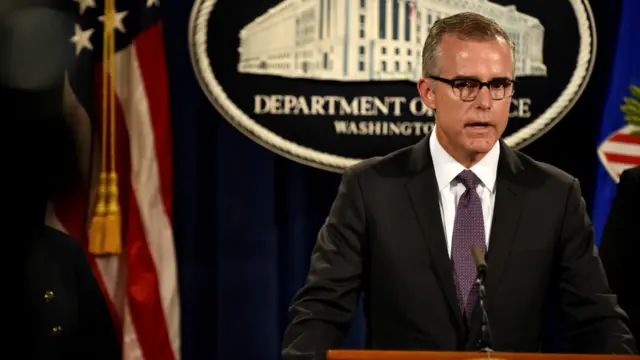 安德鲁·麦凯布在华盛顿的记者会上