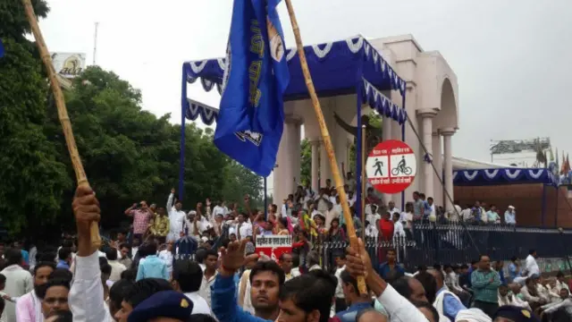 اتر پردیش میں آئندہ چند مہینوں میں اسمبلی کے انتخابات ہونے والے ہیں اور تجزیہ کاروں کا کہنا ہے کہ اس نازیبا بیان سے بی جے پی کو انتخابات میں نقصان پہنچ سکتا ہے