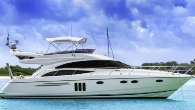 一艘豪华游艇停泊在一座热带岛屿岸边(图片来源：apomares/Getty Images)