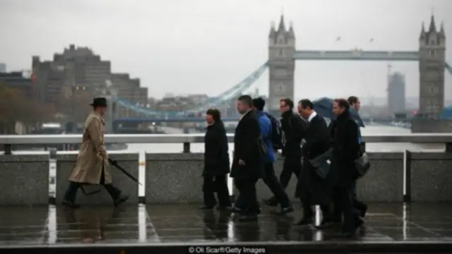 在英国，他也像成千上万的通勤者一样赶去上班。(图片来源：Oli Scarff/Getty Images)