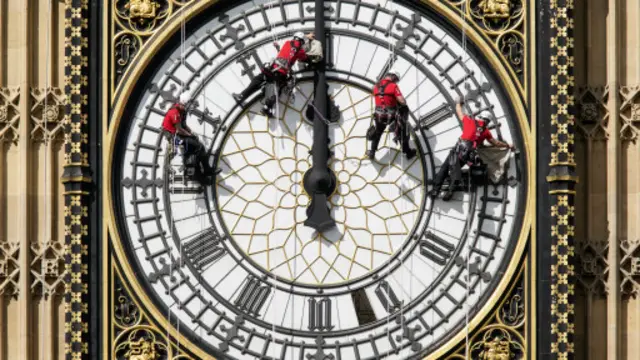 工人們擦拭伊麗莎白塔的鐘盤；2017年開始的這次整修將會是歷史上規模最大的整修工程之一（圖片來源：Getty Images）