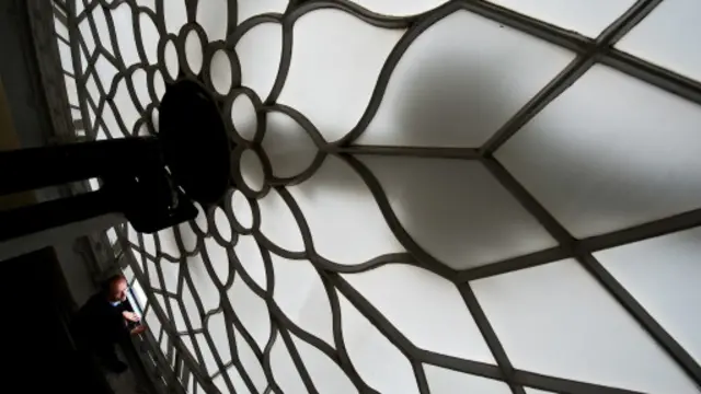 近距離觀察時鐘機芯上的一個鐘盤（圖片來源：Getty Images）