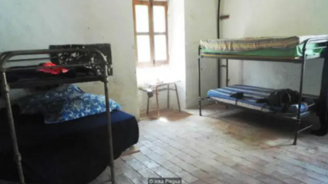 辛福羅薩和胡安的一些房間只有簡單的鐵牀和褥子。(圖片來源:Inka Piegsa)