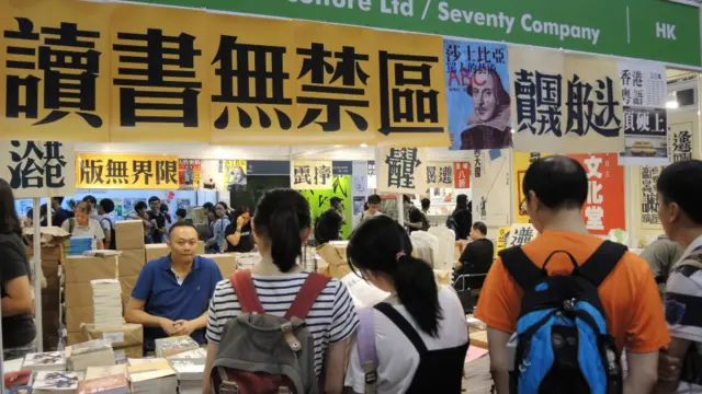 次文化堂出版物是以香港本土次文化、粤语研究为主，以“言论自由”、“读书无禁区”等黄底黑字标语布置摊位。