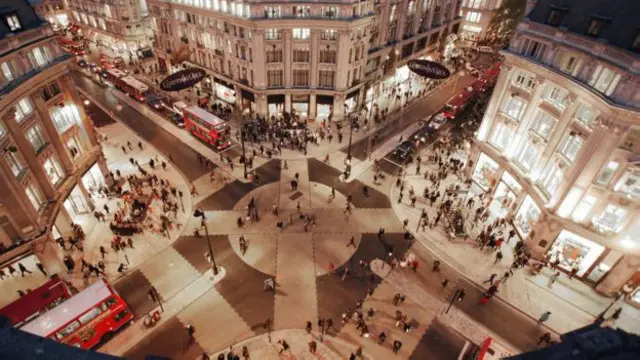 日前，伦敦市长办公室宣布，将在2020年前实现全面禁止车辆上街，在4年内分阶段把全长1.2英里的牛津街彻底改造成步行街。