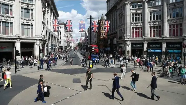 牛津街上的商店至少有300多家，每天平均光顾的购物者在70万人左右，每周平均有多达400万人次到牛津街“压马路”。