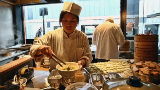 倫敦中餐館的廚師凖備做餃子（圖片來源：Getty Images）