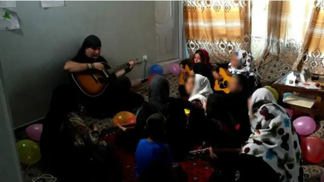 یہ لڑکیاں یو2، کولڈ پلے، پیٹر گیبریئل اور باب مارلے کی موسیقی سیکھ رہی ہیں