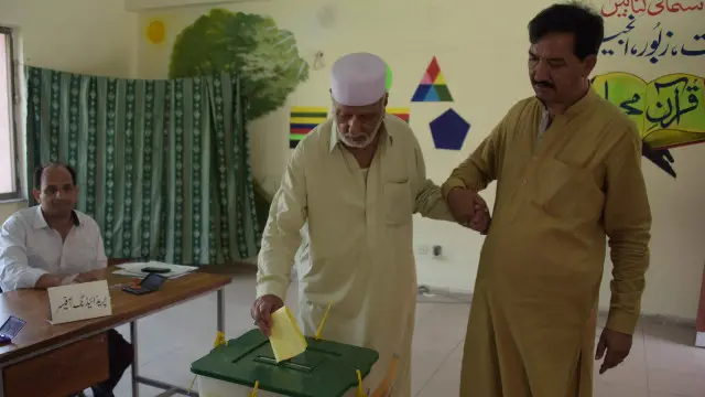 یہ پہلا موقع ہے کہ پاکستان کے زیرِ انتظام کشمیر میں انتخابات پاکستانی فوج کی نگرانی میں ہورہے ہیں