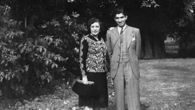 توران امیرسلیمانی در کنار فرزندش غلامرضا پهلوی