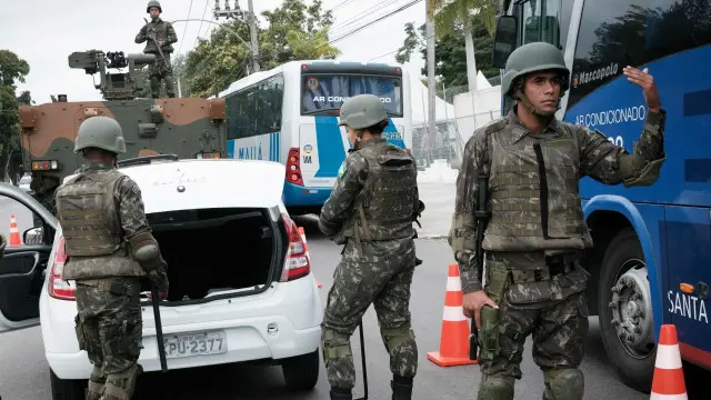 Aparat keamanan di Rio