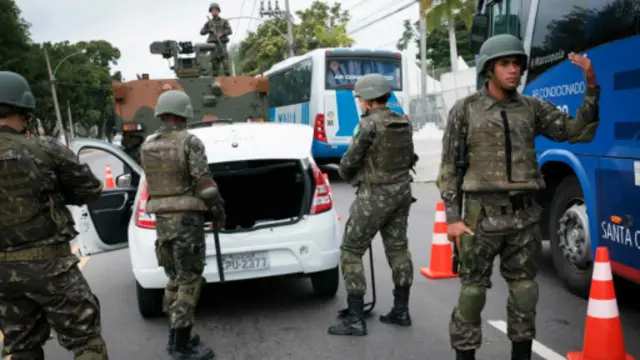 为了确保里约奥运会的安全，巴西当局部署65000名警察参与奥运安保工作，这使负责里约奥运安保的总人数达到80000人。