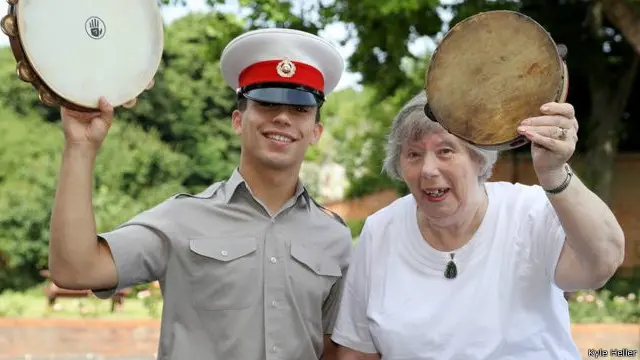 Setelah bertahun-tahun menyimpan benda itu, putri Edna, Marian Le May, akhirnya menyerahkan kembali alat musik gendang itu kepada sekolah musik kesatuan marinir AL kerajaan Inggris di kota Portsmouth.