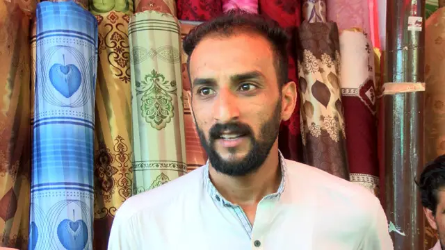 د پېښور بورډ بازار کې د رخت يو افغان سوداګر ولي خان بي بي سې ته وويل بازار نور ډېر سخت خراب دی، ځکه چې پوليس تنګول کوي او حکومت دوی ته شپږ مياشتې وخت ورکړی چې دغه وخت ډېر لږ دی.